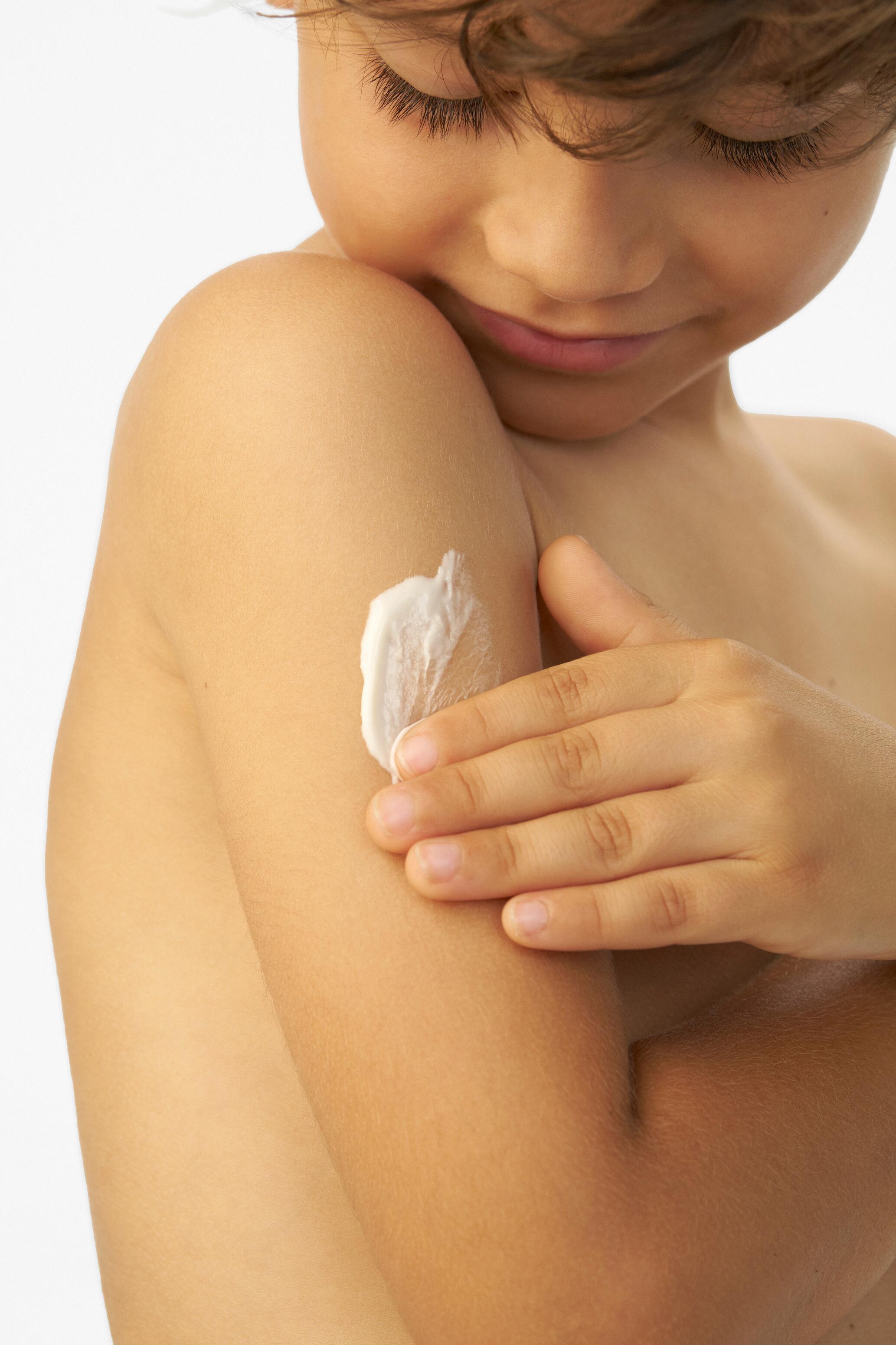 AD_EXOMEGA_NIGHT-CREAM_KIT-MASTER_APPLICATION_CHILD_FULL FRAME_09-2025